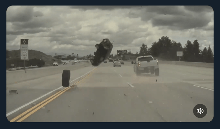 Câmeras do veículo da Tesla registram acidente na estrada em tempo&nbsp;real